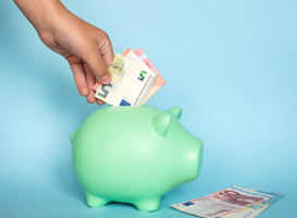 Normal_the-boy-puts-the-bill-in-the-piggy-bank-teaching-2025-03-09-22-57-13-utc__1_