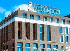 Studentenvereniging Vindicat staat met plaquette stil bij overleden studente